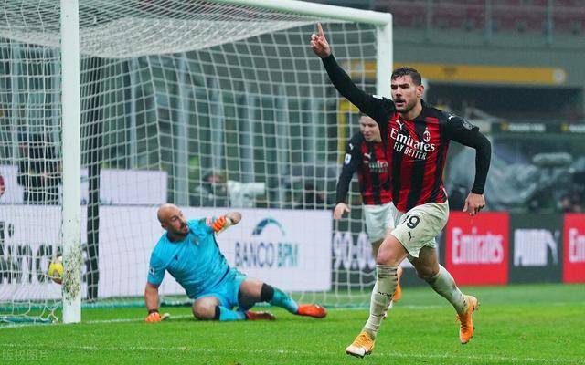  AC米兰边路组合威力尽显，莱奥与特奥连线撕开防线缺口  