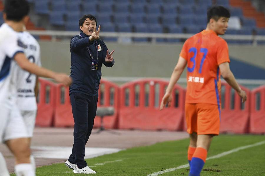  卡尔斯鲁厄老帅运筹帷幄，临场换人收到奇效