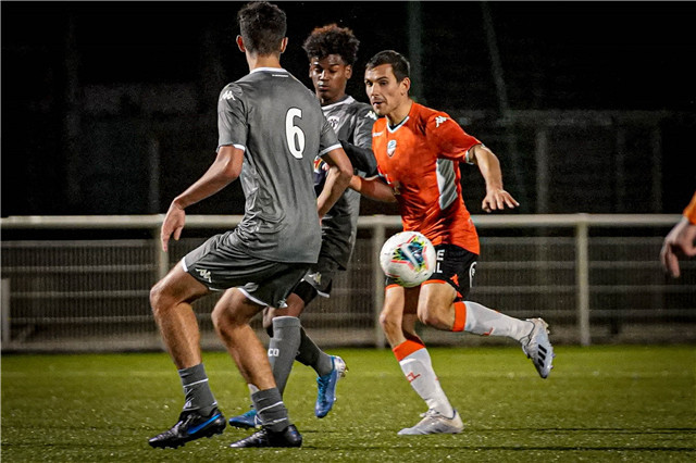  洛里昂门将神扑救主，险平布雷斯特  